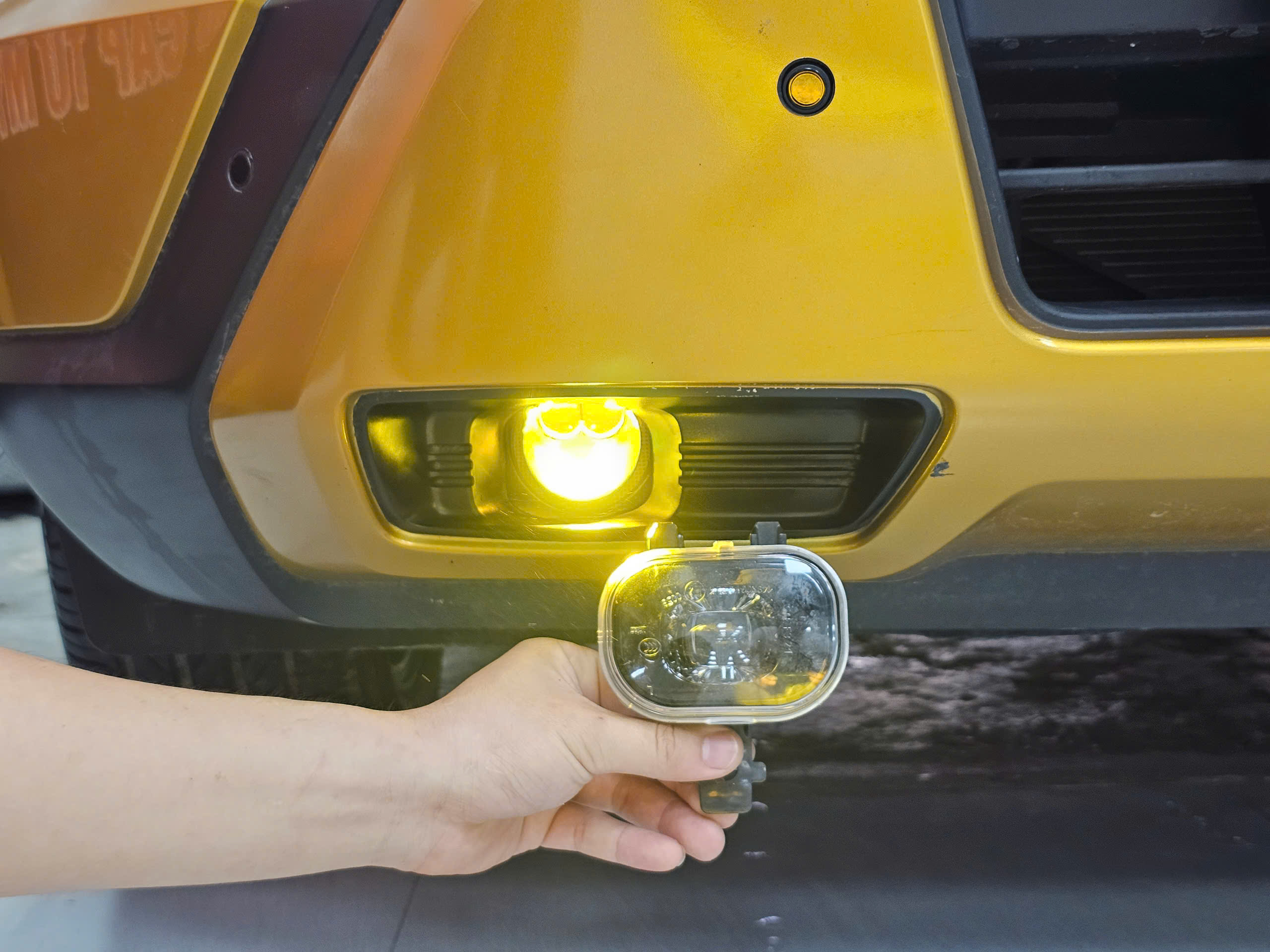 Bi Gầm 3 Màu Cho Mitsubishi XForce &#8211; Nâng Tầm Ánh Sáng