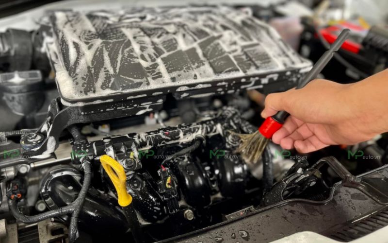Vệ sinh khoang máy ô tô