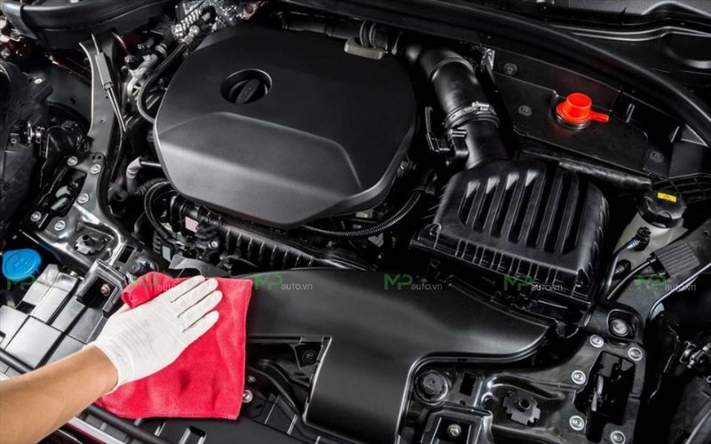Vệ sinh khoang máy ô tô