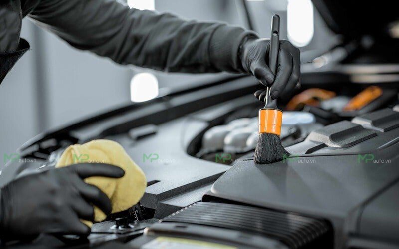 Vệ sinh khoang máy ô tô