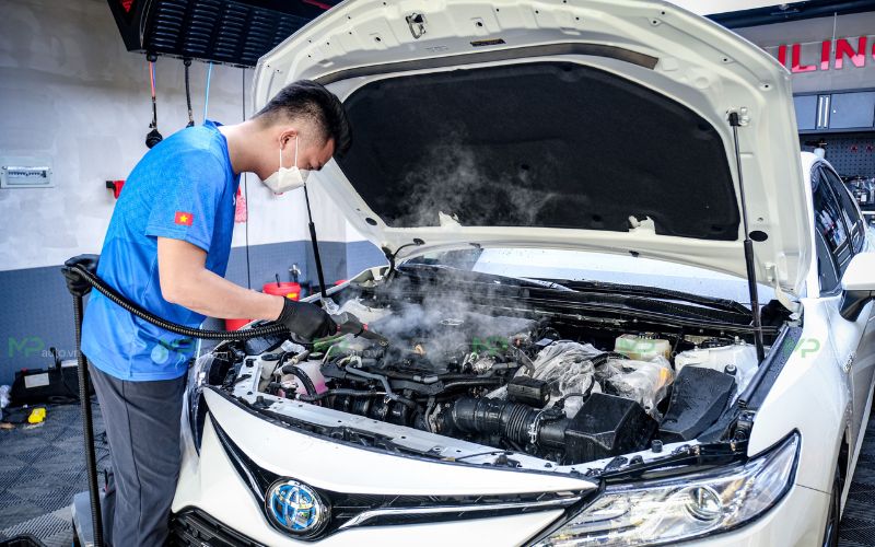 Vệ sinh khoang máy ô tô